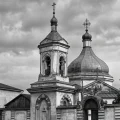 Стара церква з дзвіницею, чорно-біле фото