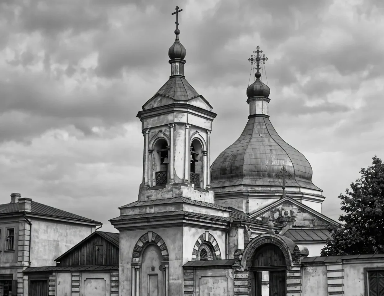 Стара церква з дзвіницею, чорно-біле фото