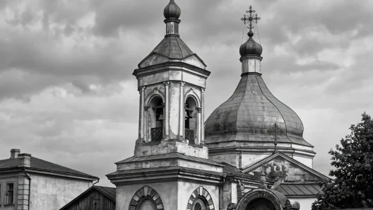 Стара церква з дзвіницею, чорно-біле фото