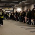 Волонтери в жовтих жилетах і черга українців на Головному вокзалі Берліна, березень 2022 року