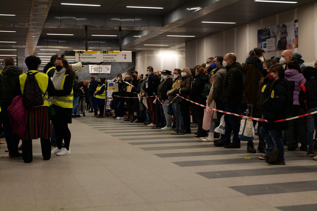 Волонтери в жовтих жилетах і черга українців на Головному вокзалі Берліна, березень 2022 року