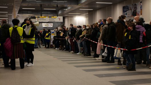 Волонтери в жовтих жилетах і черга українців на Головному вокзалі Берліна, березень 2022 року
